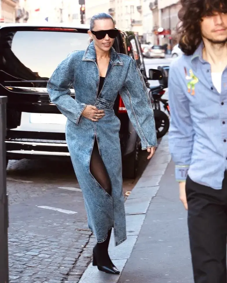 Miley Cyrus usando un total denim y unas medias en color negra