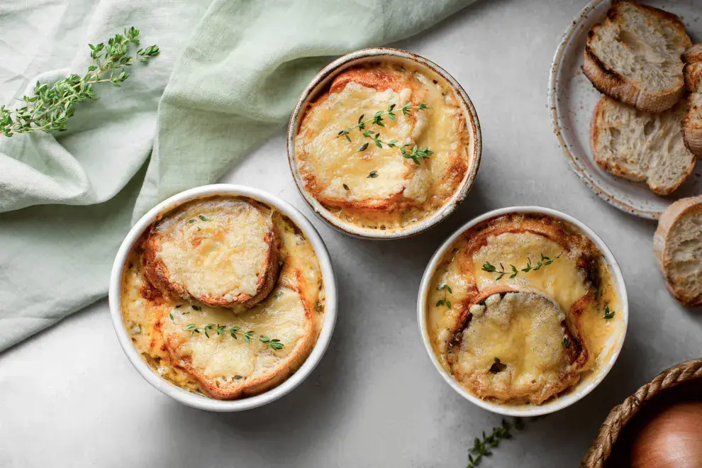 Receta de sopa de cebolla de Paulina Cocina: gratinada, rica y barata