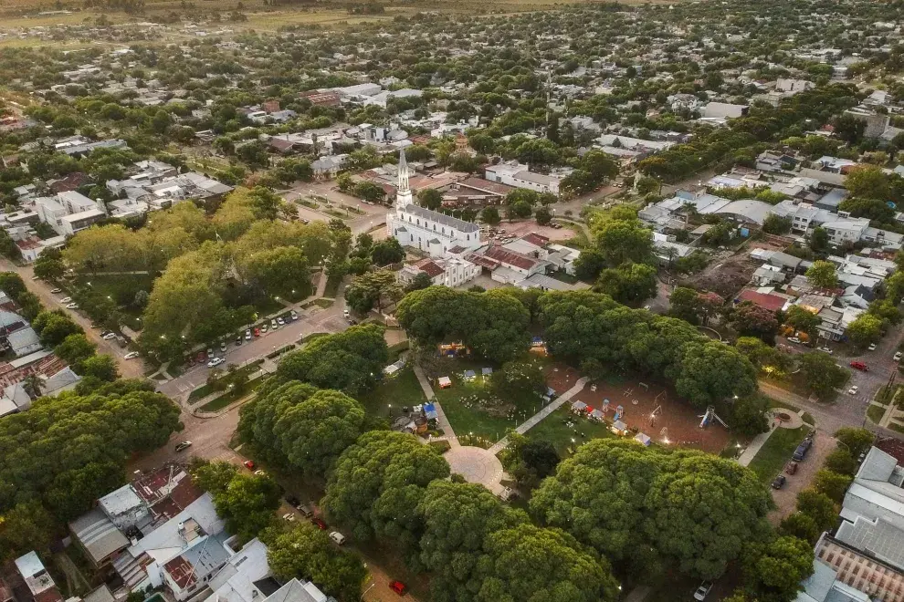 A poco más de 300 kilómetros de la ciudad de Buenos Aires, se presenta como un destino ideal para quienes buscan descanso, naturaleza y un ambiente acogedor.