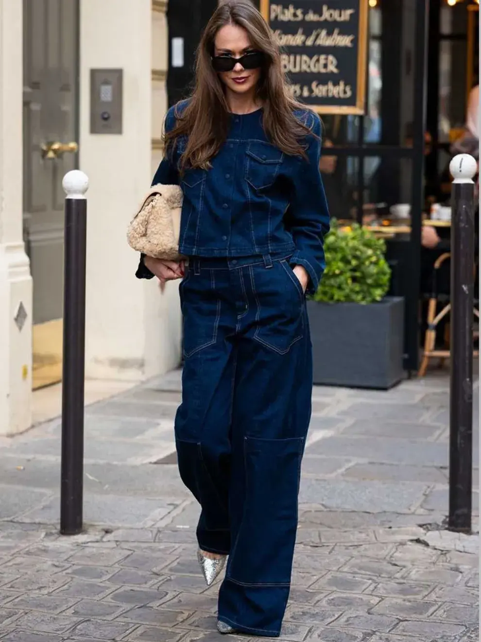 En color azul oscuro, un look canchero y bien trendy