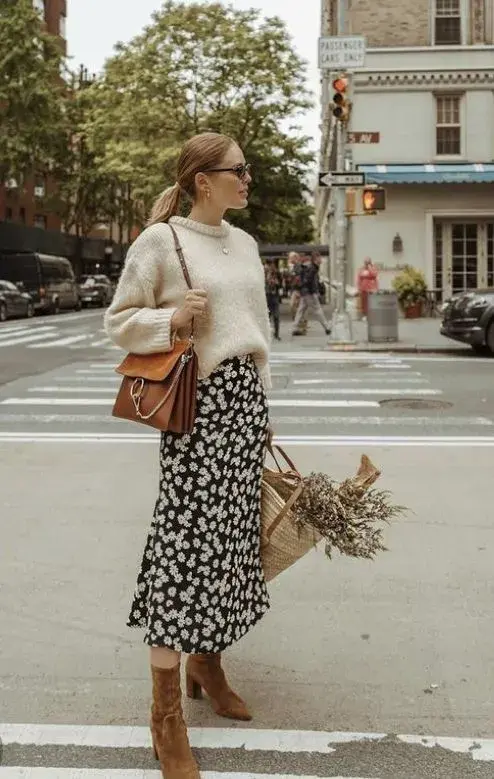 Sweater en color crudo y falda estampado, un mix que siempre es un sí