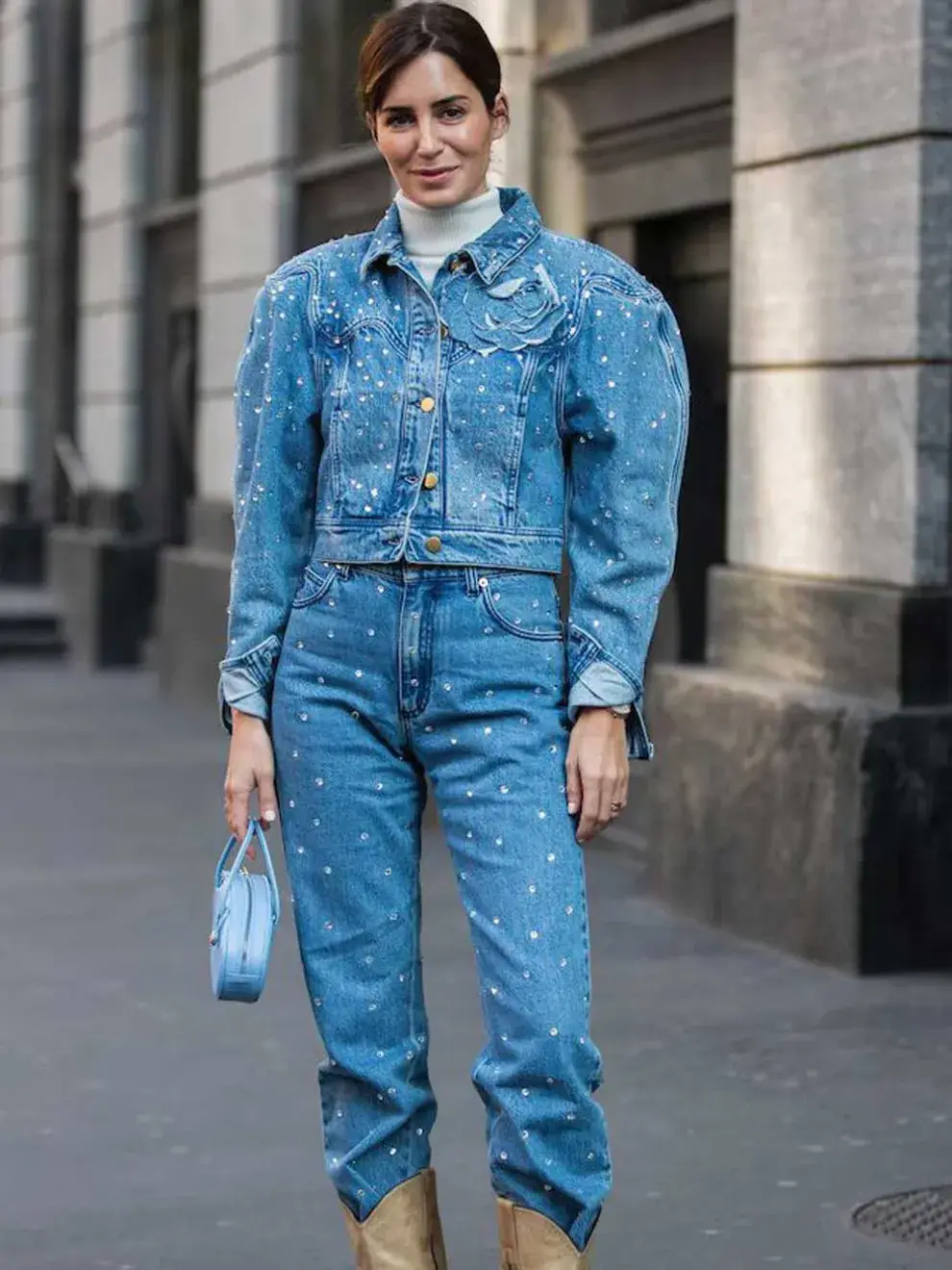 Campera de jean y denim con accesorios, todo en un total look