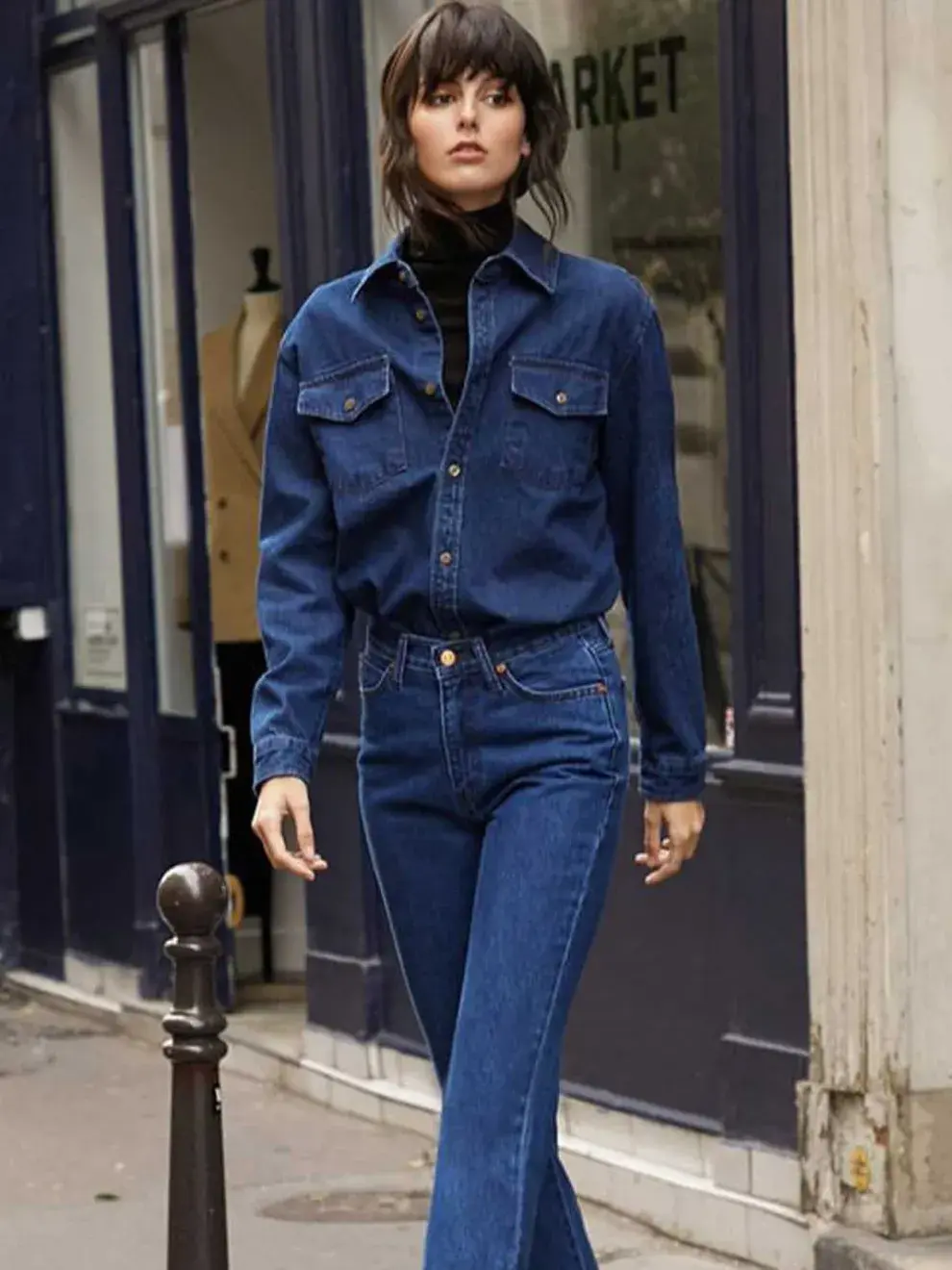 Otra versión de total denim, en este caso, en color azul oscuro