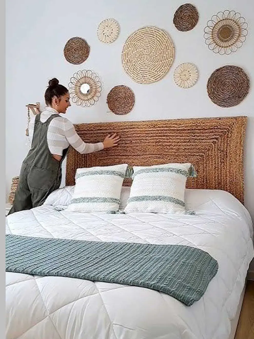 Un cabecero tejido en rafia puede ser un buen ejemplo para decorar tu cama