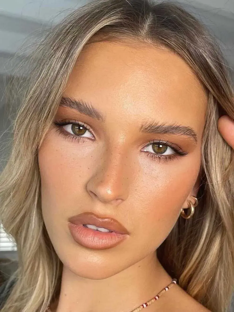 Puede ser una excelente opción para el día a día, con un look sutil y luminoso, pero también puede transformarse en un maquillaje nocturno