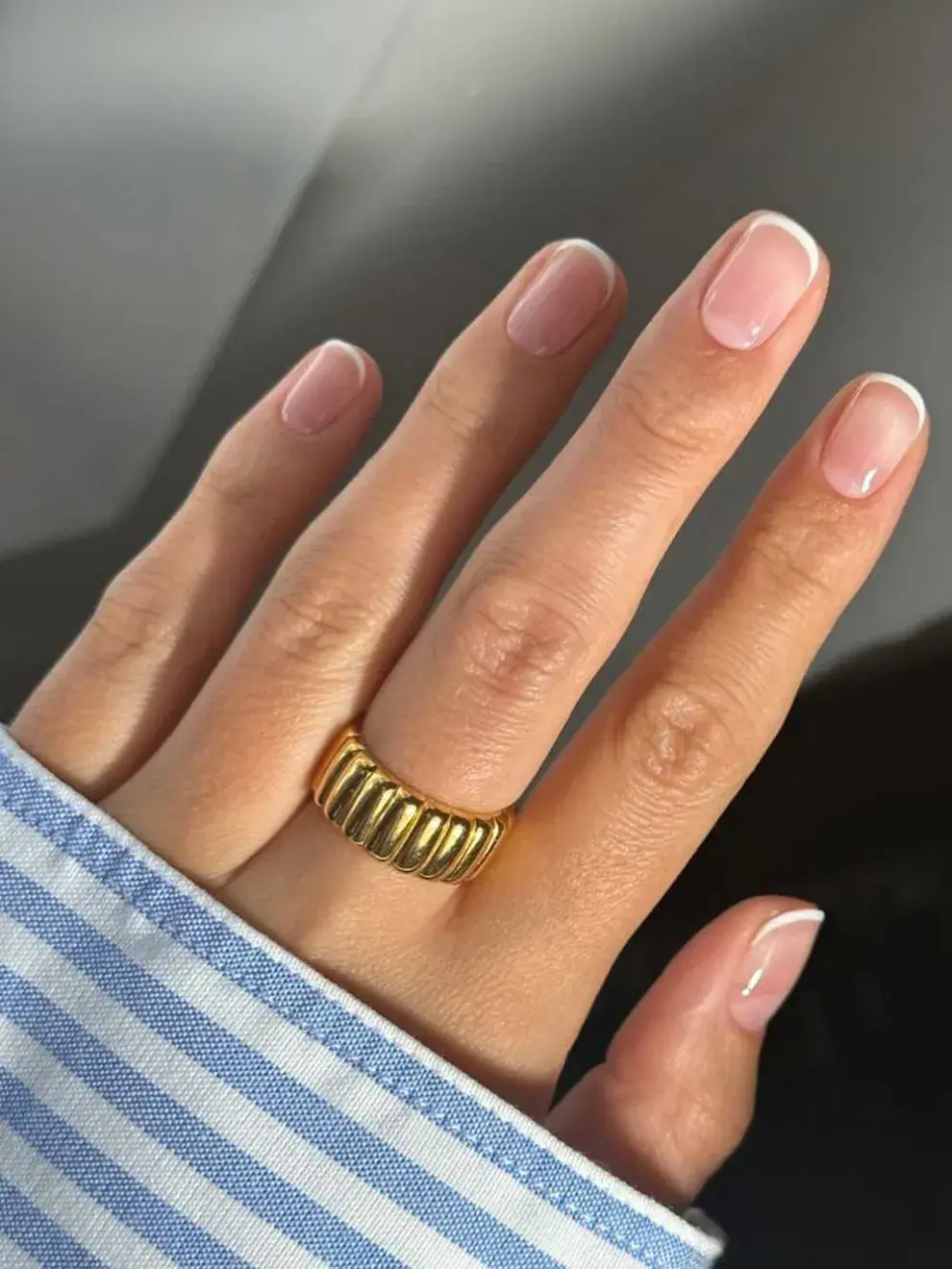 El glow french es una de las tendencias en nail art del 2025