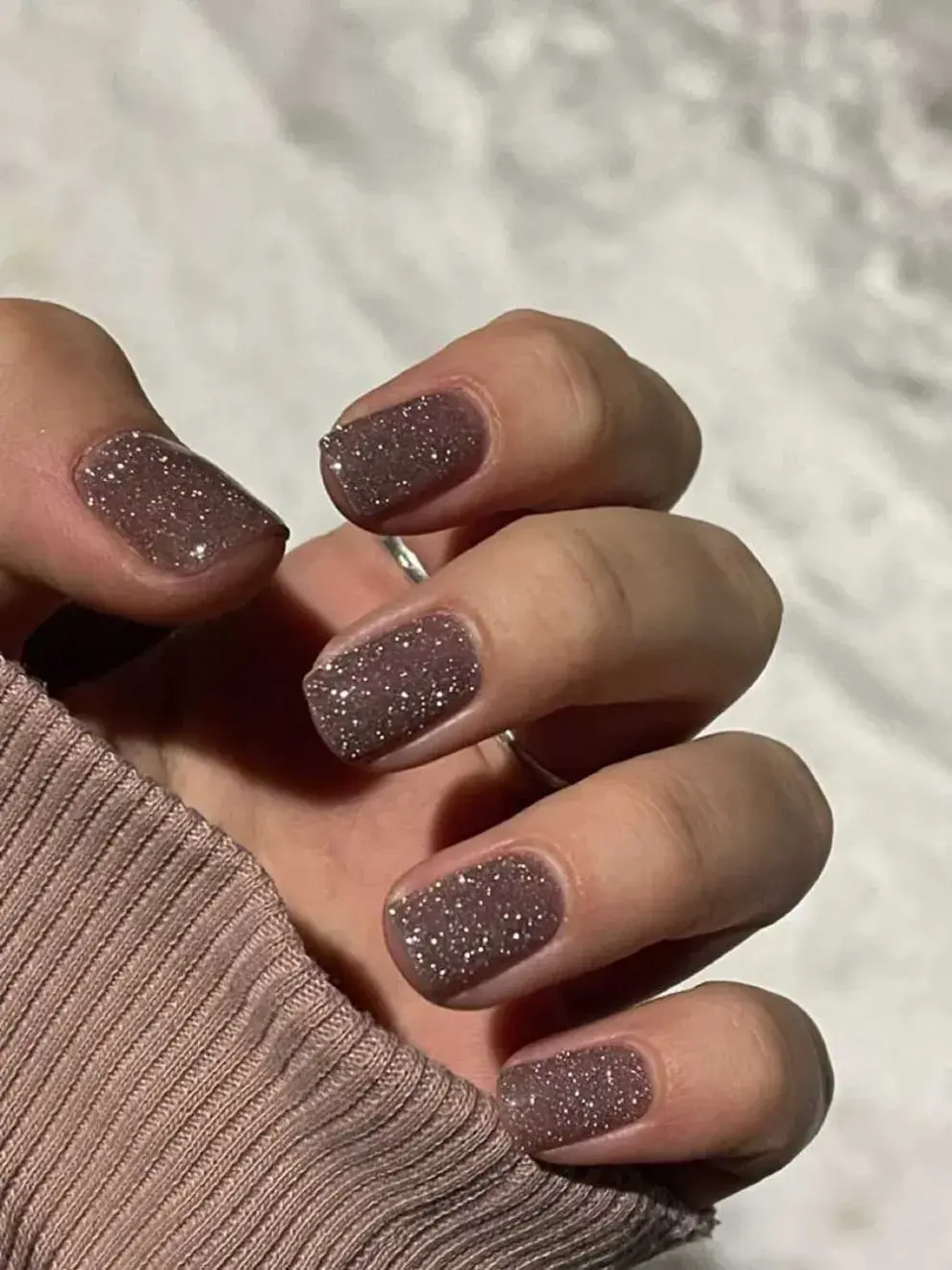 Si querés elevar tu estilismo: sumá glitter a tu nail art