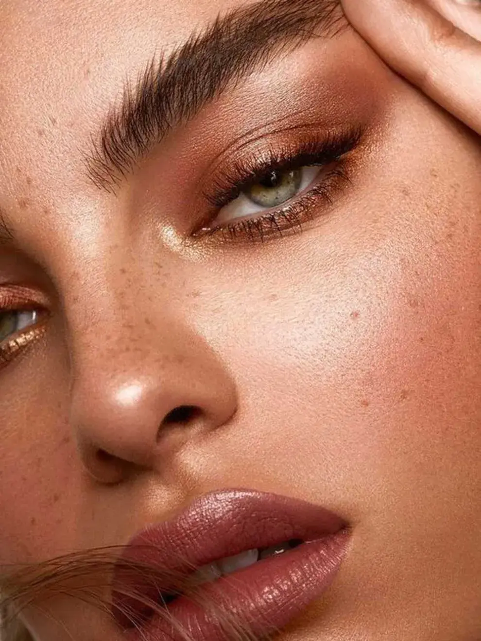 El Latte makeup tiene un efecto especialmente armonioso sobre los ojos marrones
