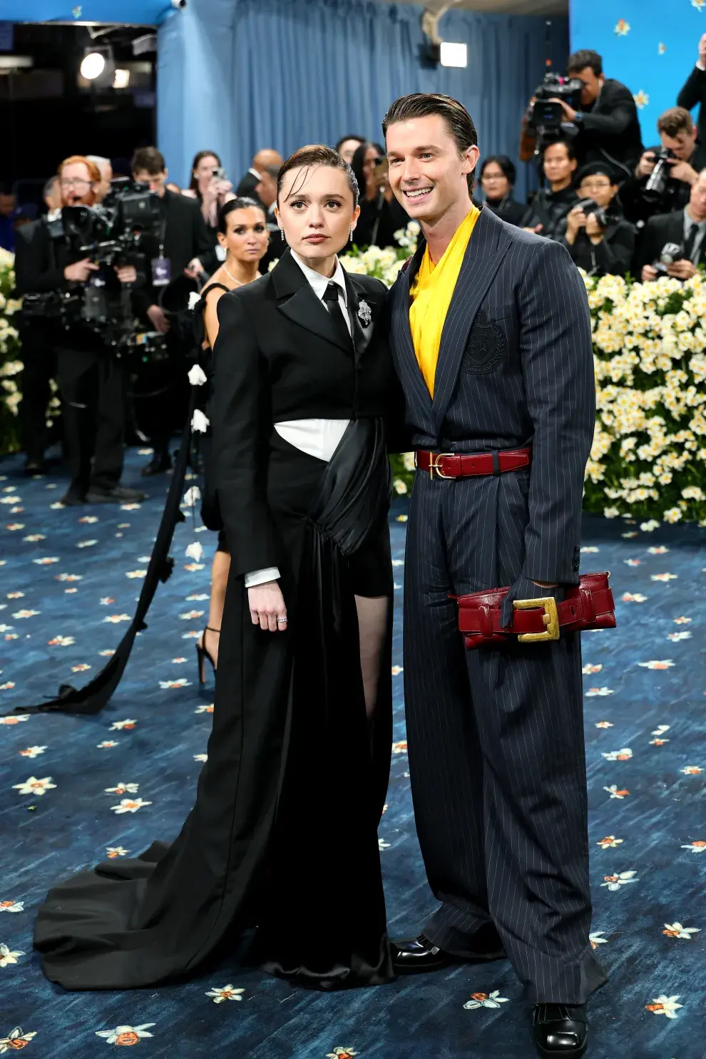 Las estrellas de The White Lotus, Aimee Lou Wood y Patrick Schwarzenegger, en la Met Gala 2025.