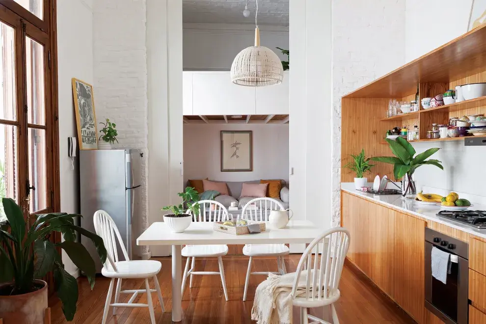 “Lo que hay que priorizar para no sentir que tenés el techo en la cabeza es integrar el entrepiso al ambiente principal”, afirma el arquitecto Ignacio Szulman, quien hace un tiempo intervino este PH en Palermo donde, con dos entrepisos, dio lugar a los dormitorios de la dueña y de su hijo para usar los espacios existentes como cocina, comedor, living y escritorio.