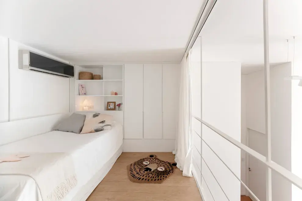 Se privilegiaron el blanco y los tonos claros; de esa manera, unificaron la habitación con el resto de los espacios y potenciaron la luz que llega desde el ventanal opuesto. La liviandad de la estructura promueve un recorrido visual fluido.