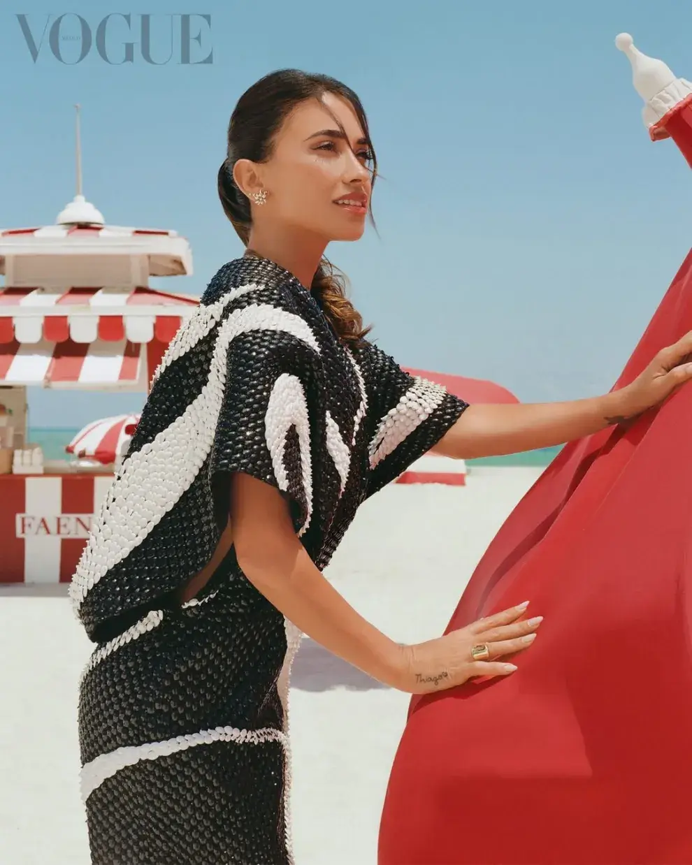 Antonela Roccuzzo en Vogue con un vestido de Pucci y joyas de Tiffany, fotografiada por Lucas Ricci.