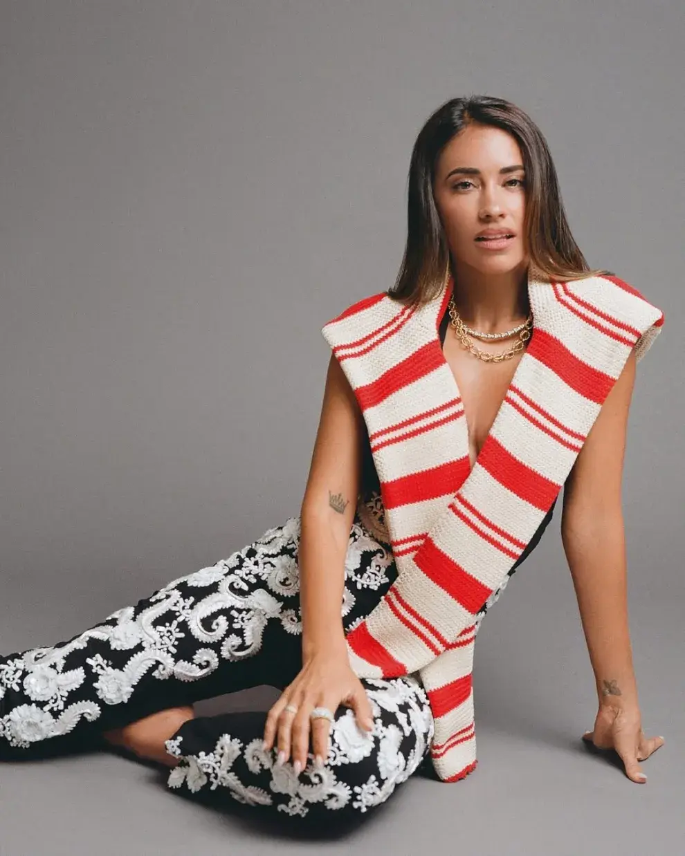 Antonela Roccuzzo en Vogue con prendas de Carolina Herrera.