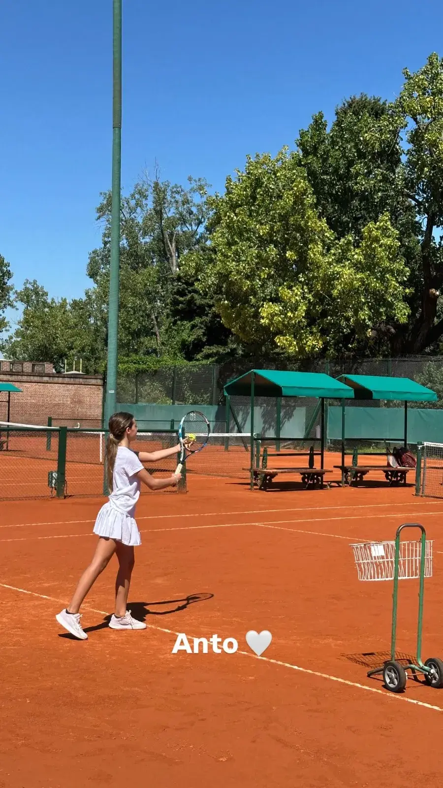 El impecable look de Antonia Macri para jugar al tenis y la emoción de Juliana Awada al verla