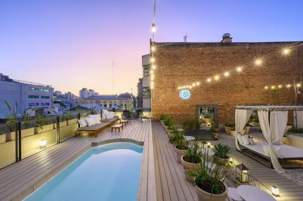 Terraza del Hotel Azur, con vista de la pileta y las mesitas al aire libre.