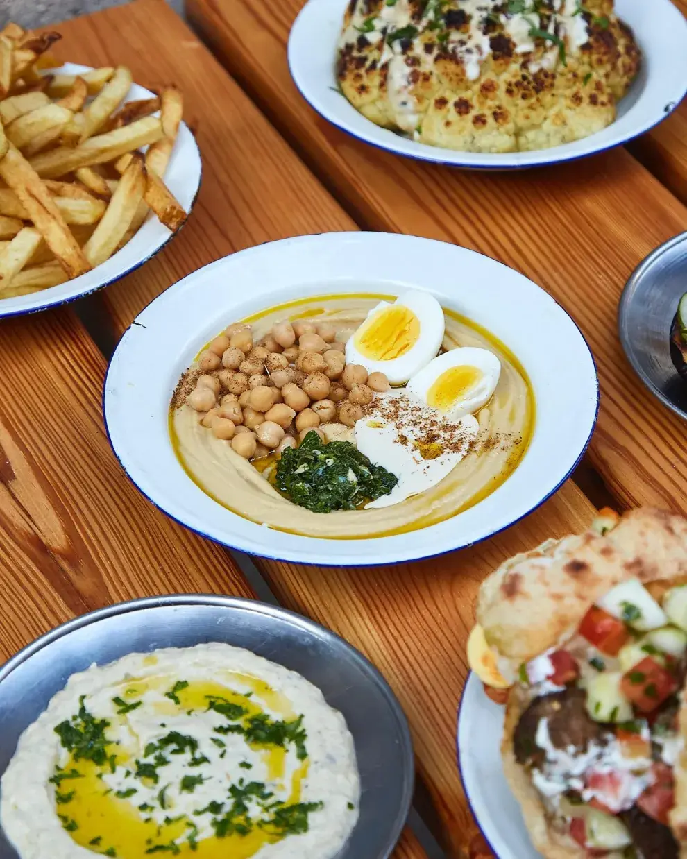 el hummus es mucho más que una pasta de garbanzos. Este plato icónico de Medio Oriente