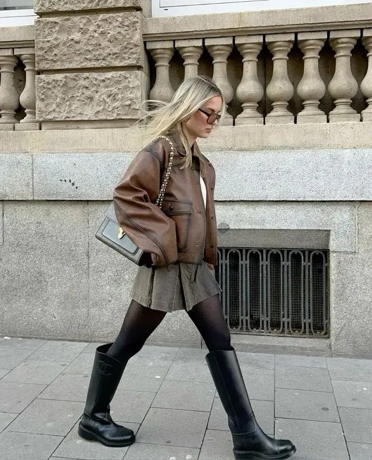 En cuanto a colores, el negro sigue siendo infalible, pero también hay una fuerte presencia del marrón chocolate, el suela y hasta el blanco invierno.