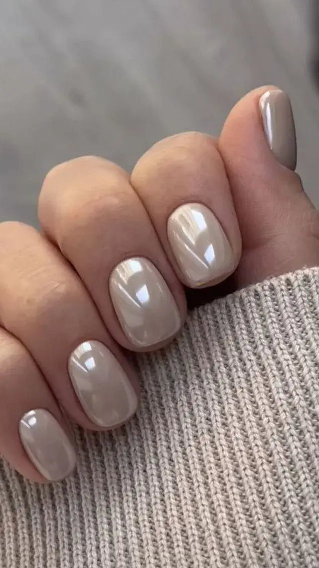 Las uñas perladas son tendencia este 2025 y son perfectas para cualquier ocasión.