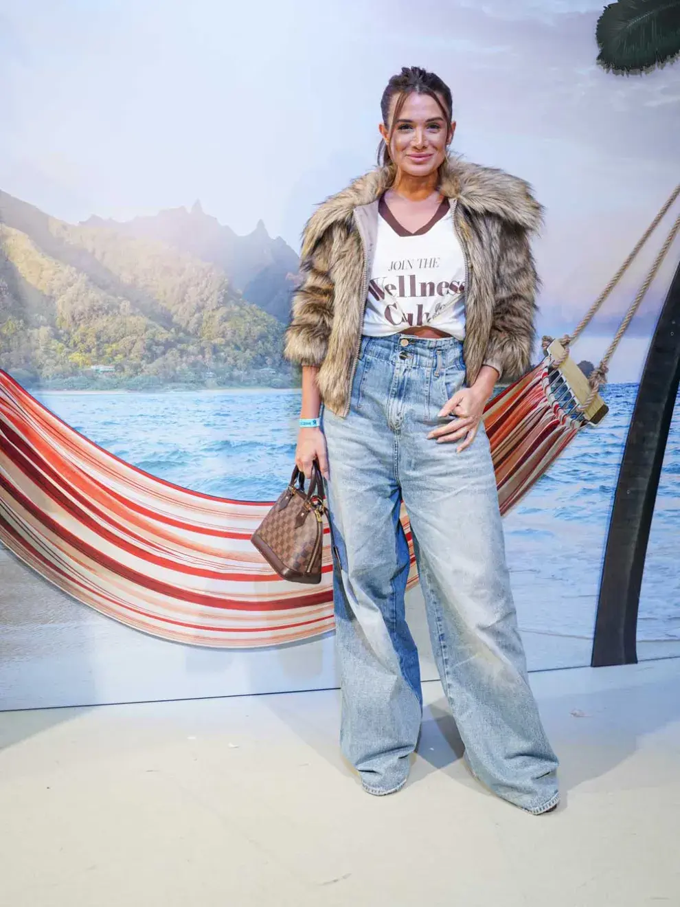 Cami Homs también asisitió a la avant con un look mega canchero
