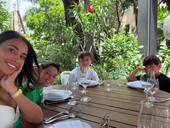 Antonela Roccuzzo festejo el Día del Madre con sus tres hijos