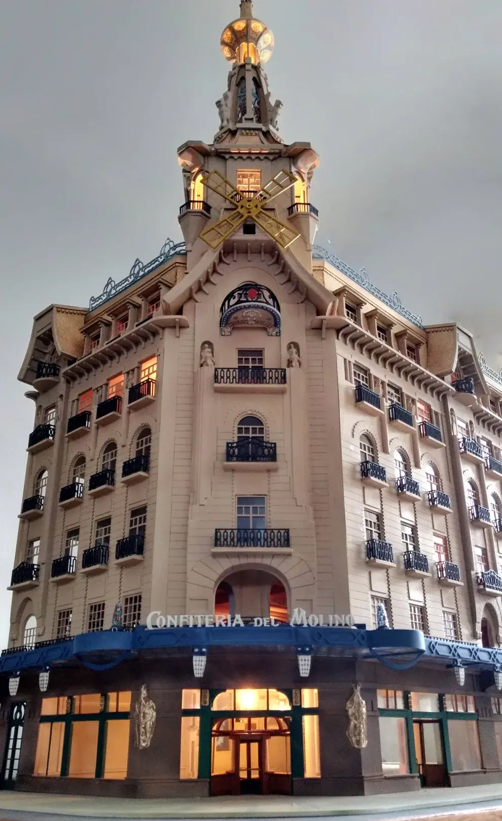 Confitería del Molino; Callao y Rivadavia: restaurado y con acceso a visitas guiadas.