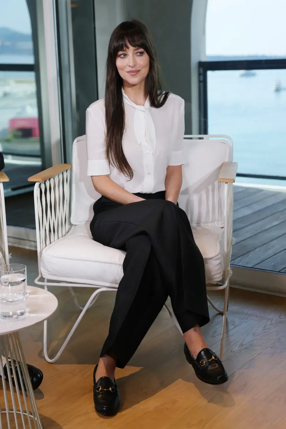 Dakota Johnson usando unos de los calzados de la temporada