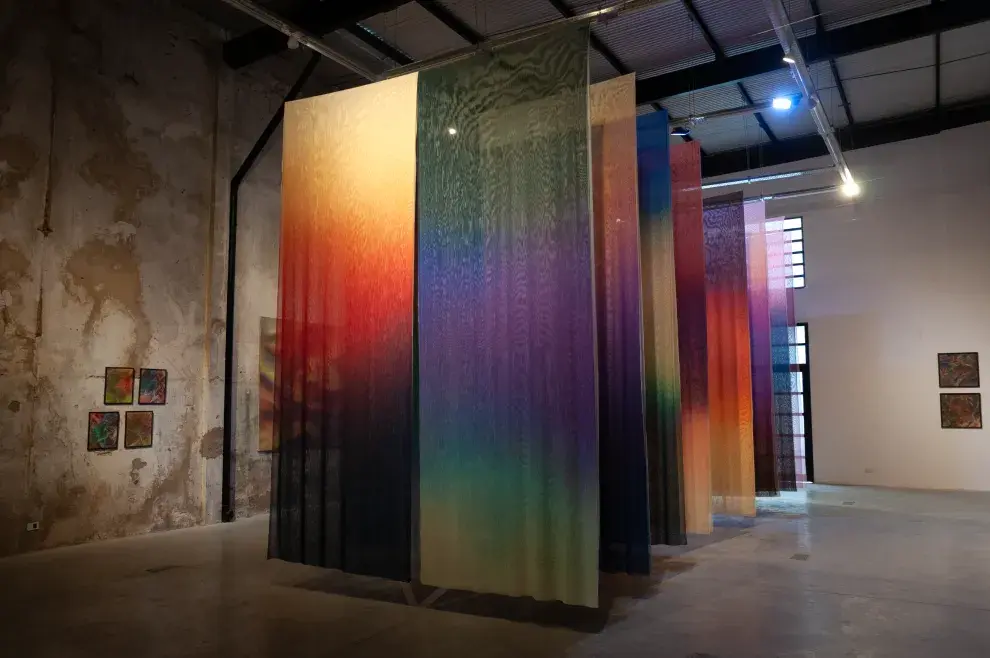 Las indagaciones estéticas y formales de Petroni —quien ya ha expuesto en el MACBA— tienen como eje el estudio de la luz y la constante experimentación con el color y las transparencias.