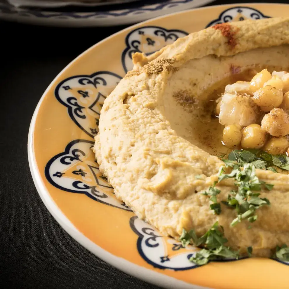 el hummus es mucho más que una pasta de garbanzos. Este plato icónico de Medio Oriente