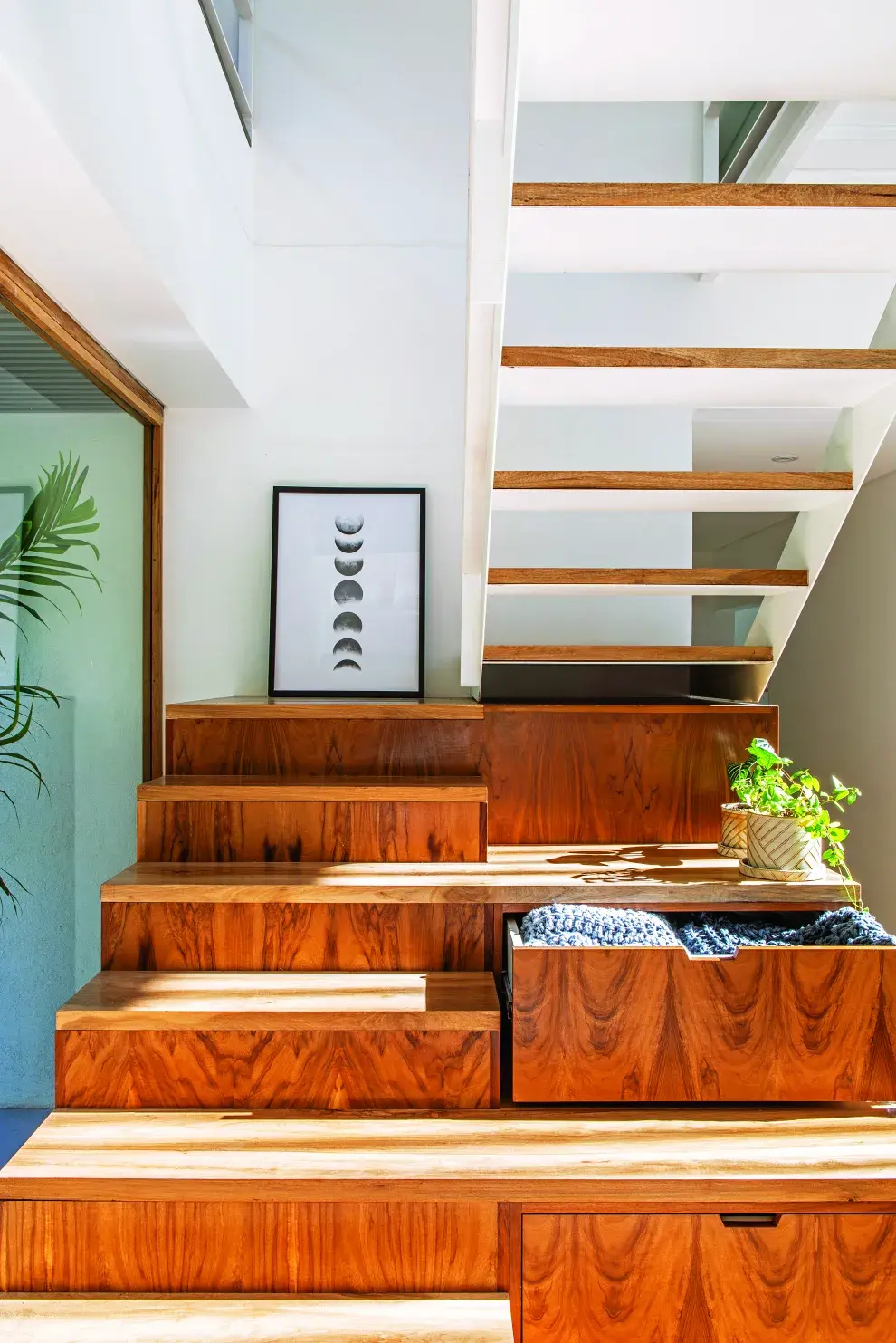 Además de espacio para colgar la escalera tiene cajoneras