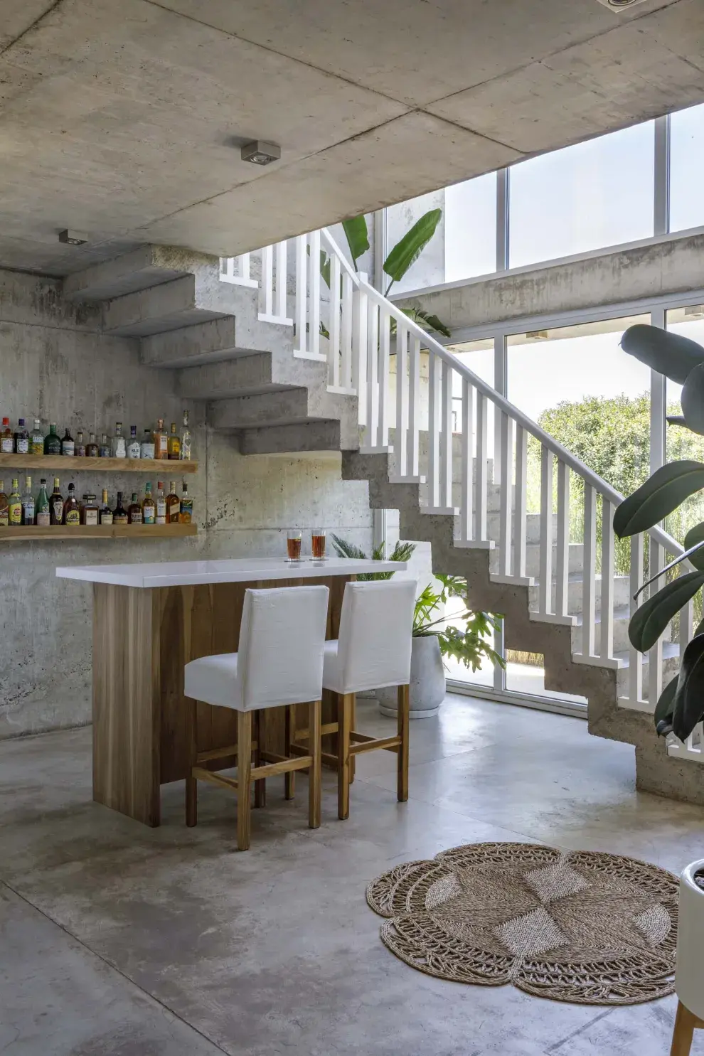 En el bajo escalera instalaron una barra que se conecta con la cocina