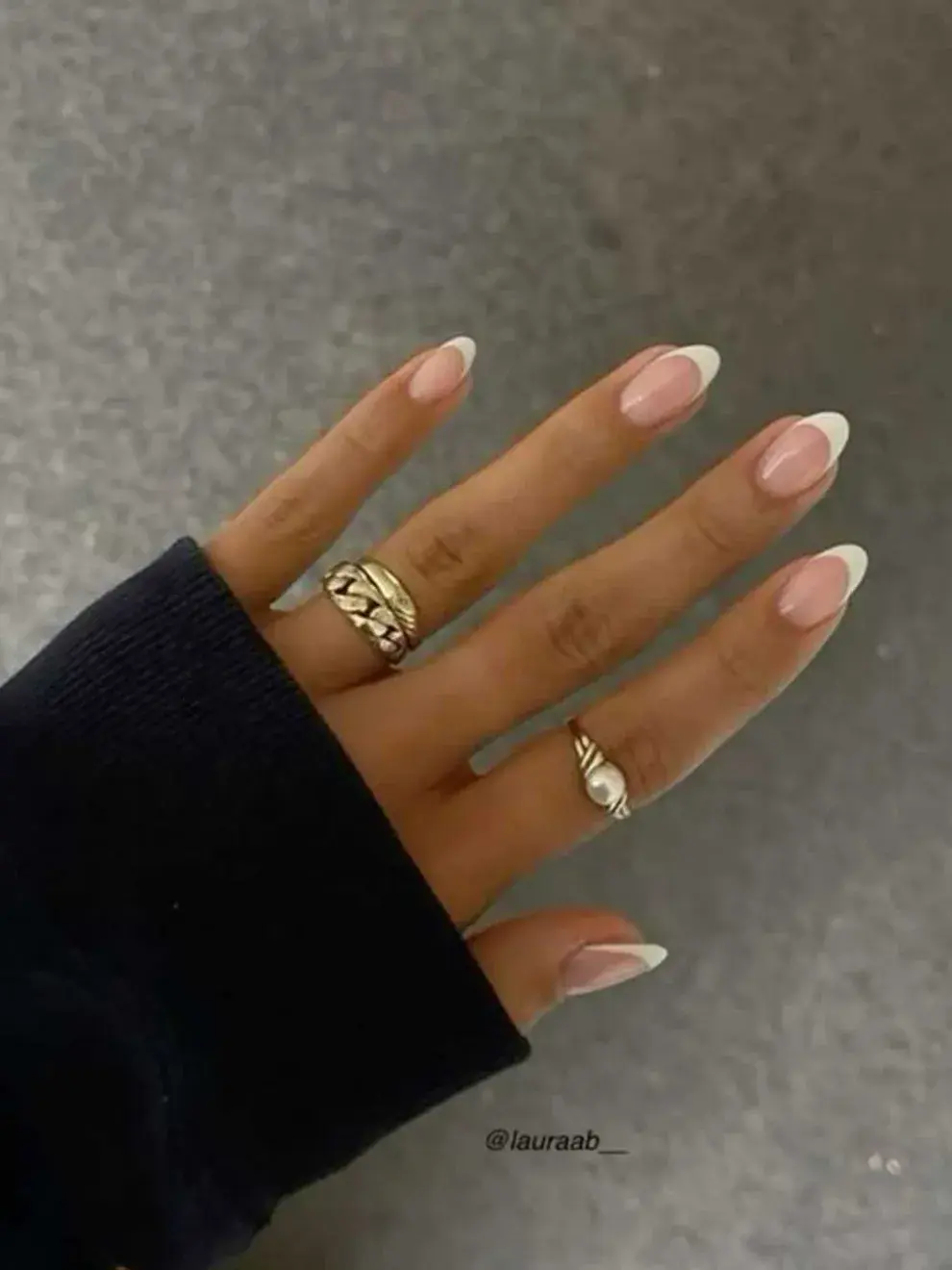 Glow french en uñas almendradas, un hit del 2025