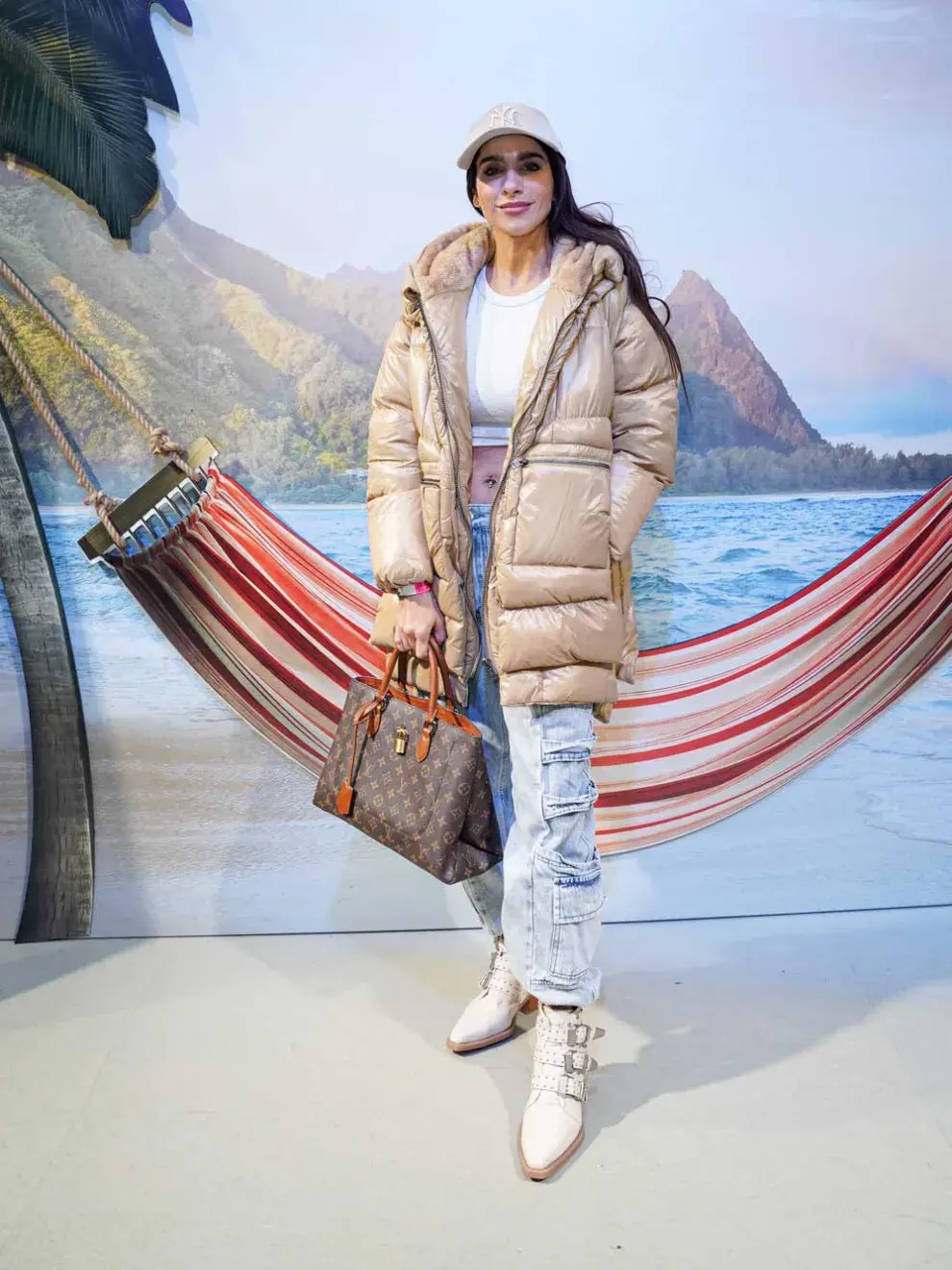 Gabriela Sari y un look antifrío: campera ppuffer XXL, jean cargo y botas