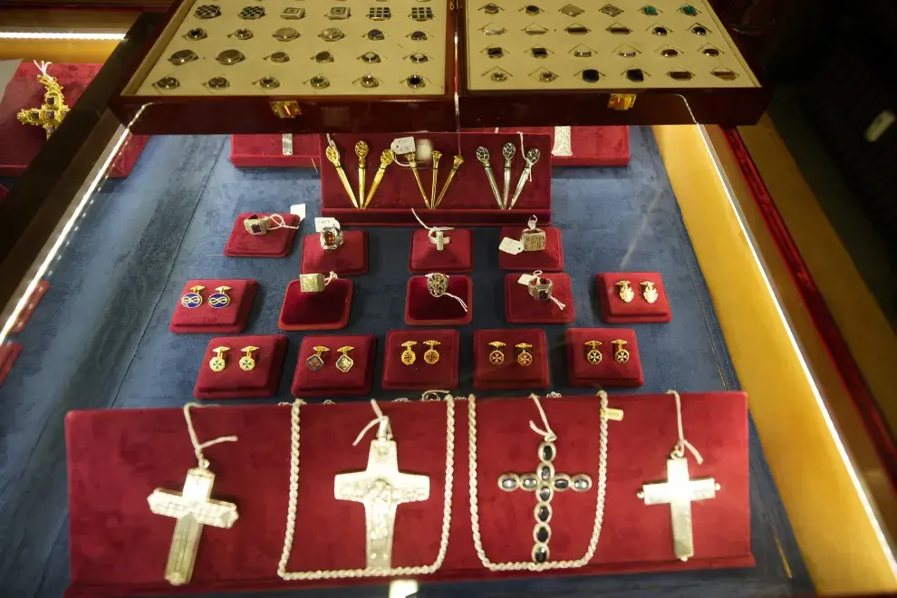 Las cruces de atelier Gammarelli, la sastrería del papa
