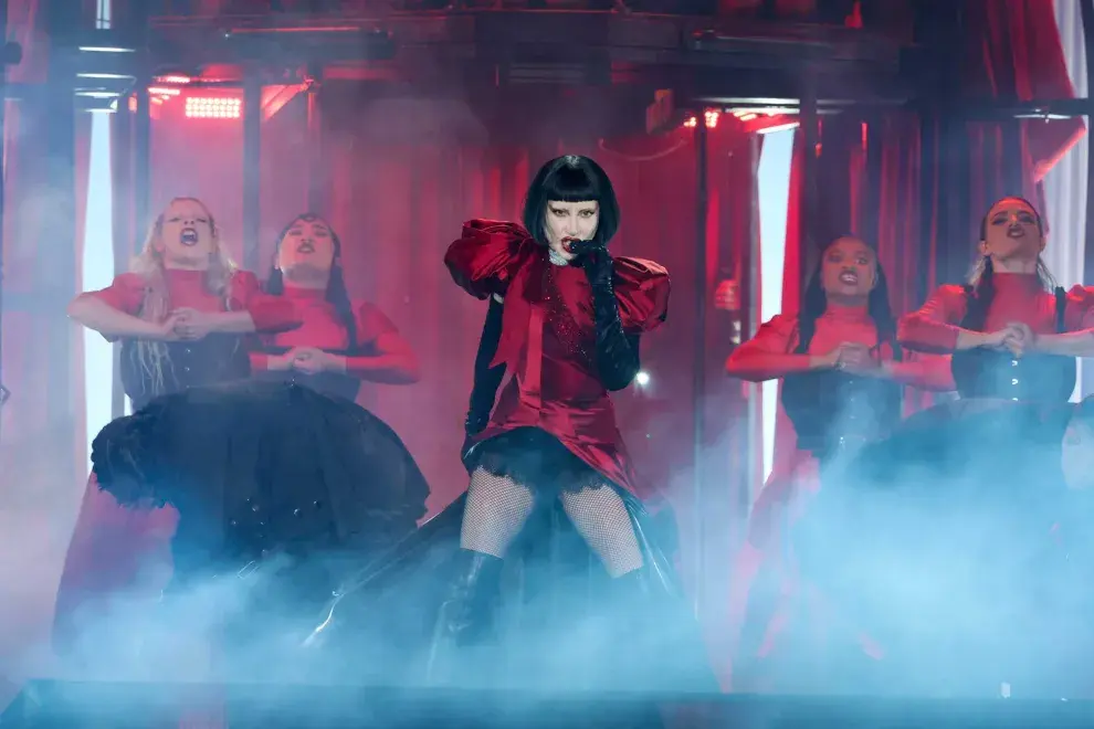 Lady Gaga de rojo y negro sobre el escenario