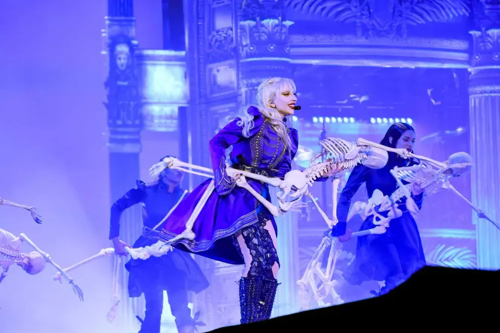 Con un estilismo azul klein y botas bucaneras, otro look de la artista