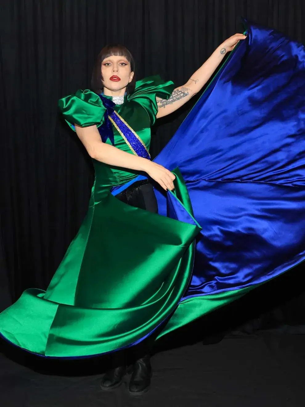 Lady Gaga impactó con un maxivestido en color verde y azul en satén