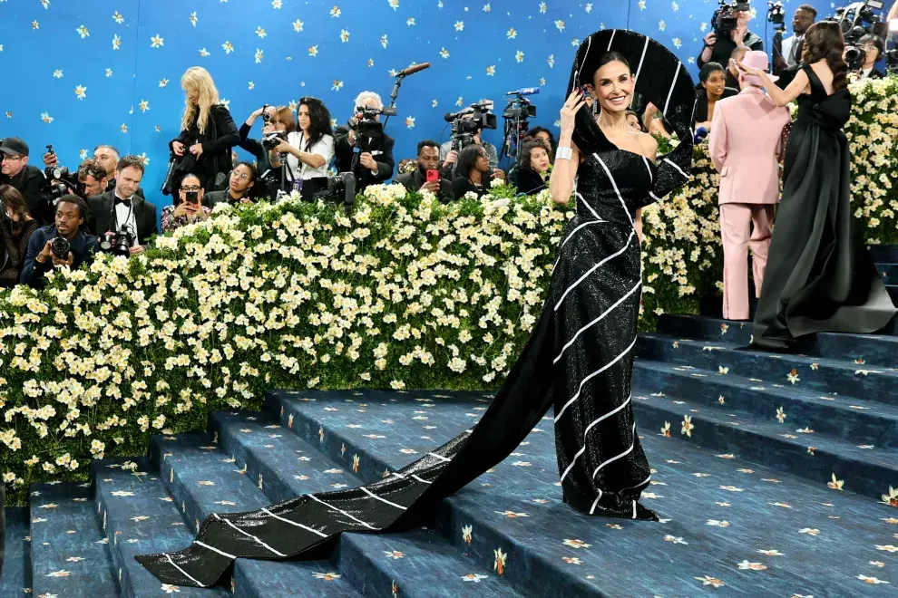Demi Moore llevó un diseño de estilo arquitectónico que emulaba ser una corbata masculina