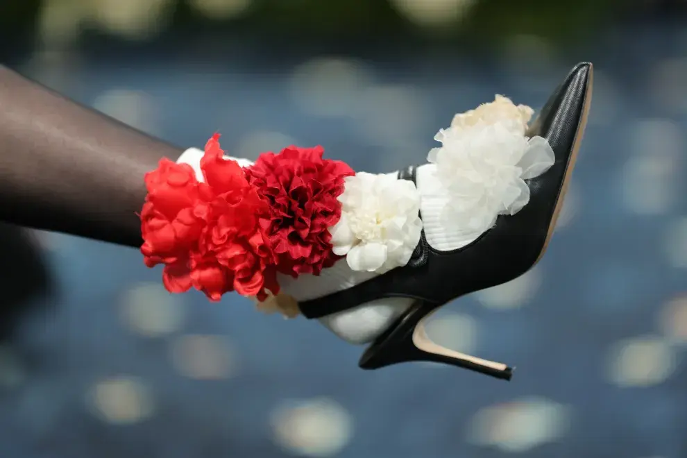 Aimee Lou Wood adornó sus slingbacks con flores rojas y blancas para la MET Gala 2025