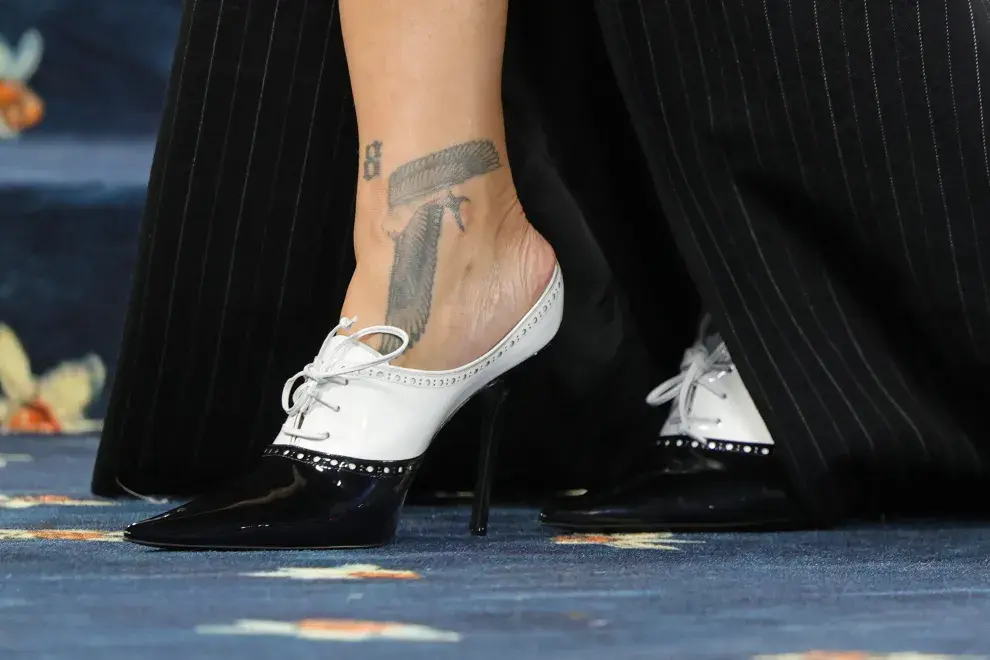 Rihanna con unos mocasines bicolor con taco de Marc Jacobs