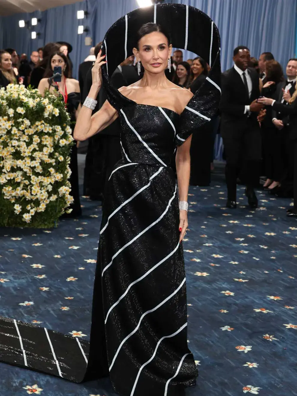 Demi Moore se llevó todas las miradas con su estilismo en la MET Gala