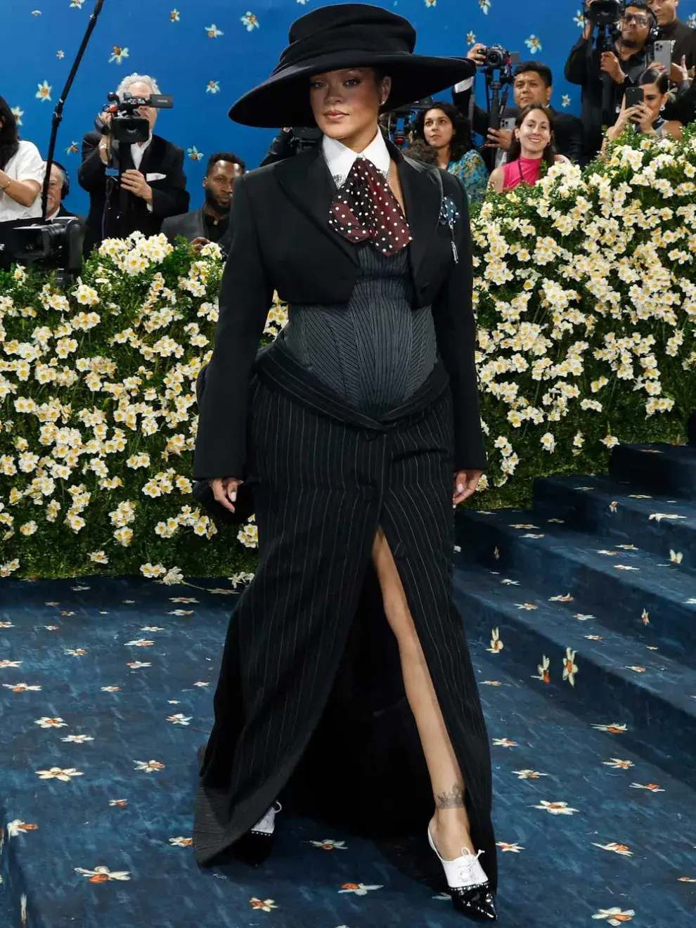 Rihanna presente en la red capret de la Gala del MET