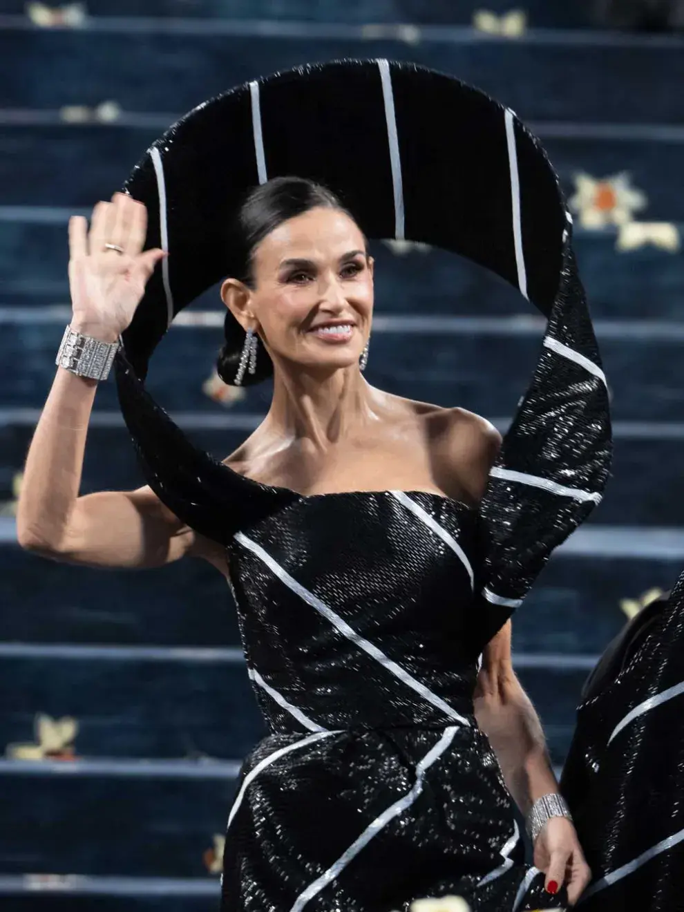 Demi Moore sumó accesorios de brillantes a su estilismo