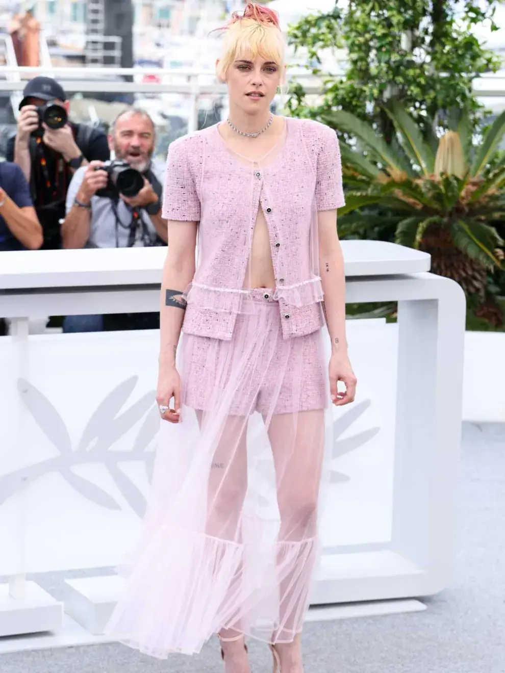 Kristen Stewart apostó por un estilismo en total pink