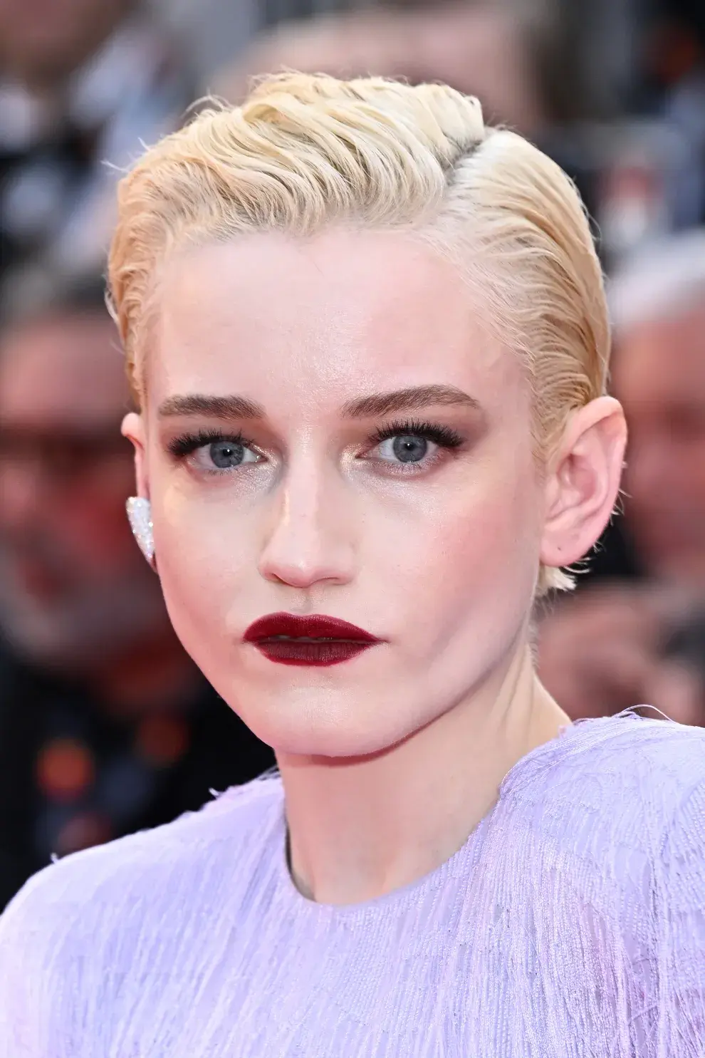 Julia Garner en primer plano con un make up y pelo impecable en la alfombra roja de Cannes