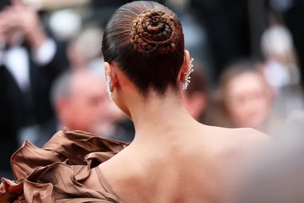 Flora Coquerel con un rodete de trenzas en la alfombra roja de Cannes