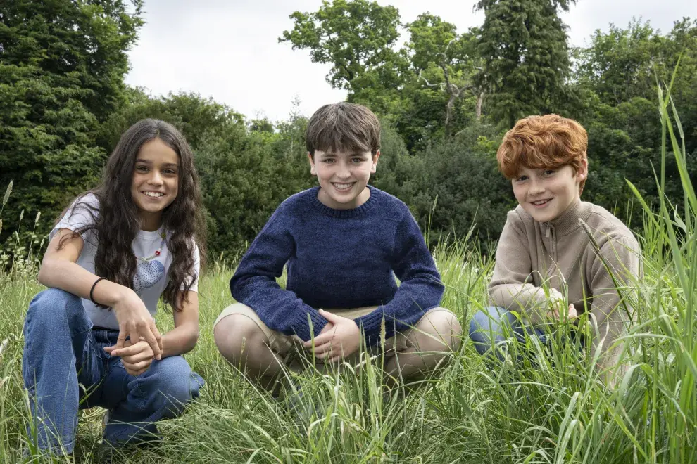 Foto de Dominic McLaughlin que interpretará a Harry Potter, Arabella Stanton a Hermione Granger y Alastair Stout a Ron Weasley en la serie de HBO.