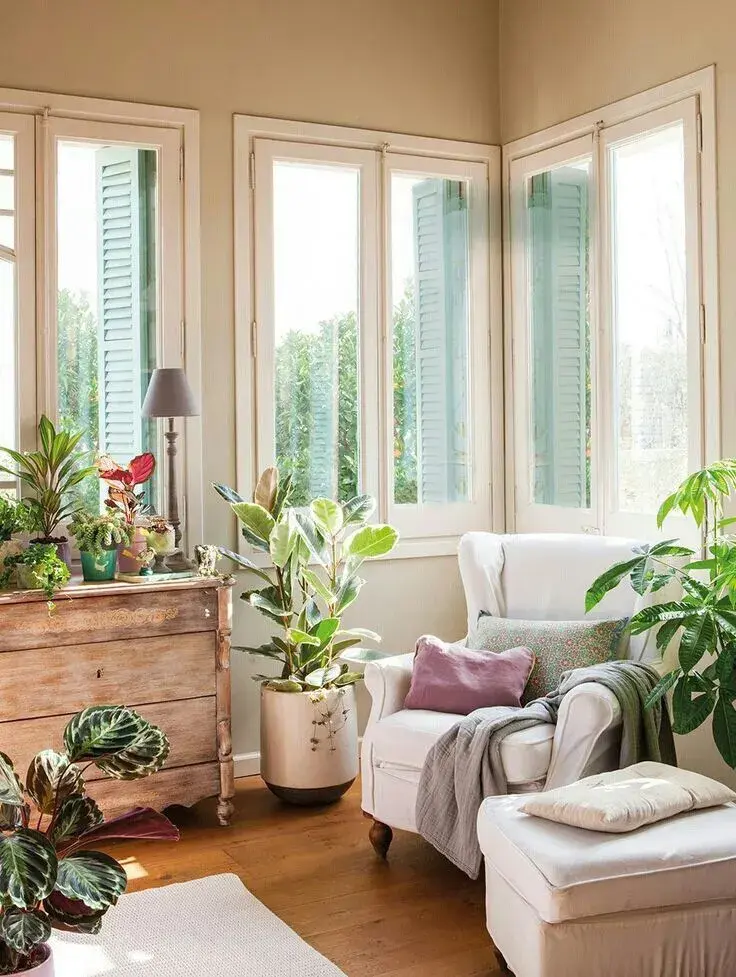 Cómo aprovechar al máximo los espacios debajo de las ventanas: ideas simples sin gastar de más