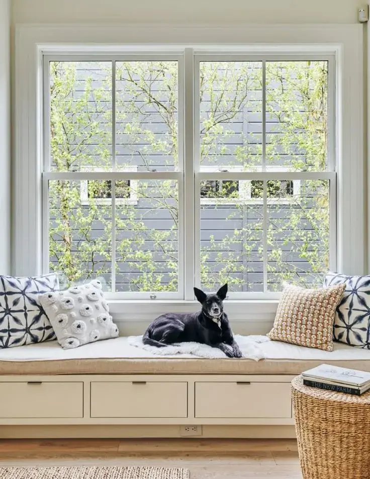 Cómo aprovechar al máximo los espacios debajo de las ventanas: ideas simples sin gastar de más