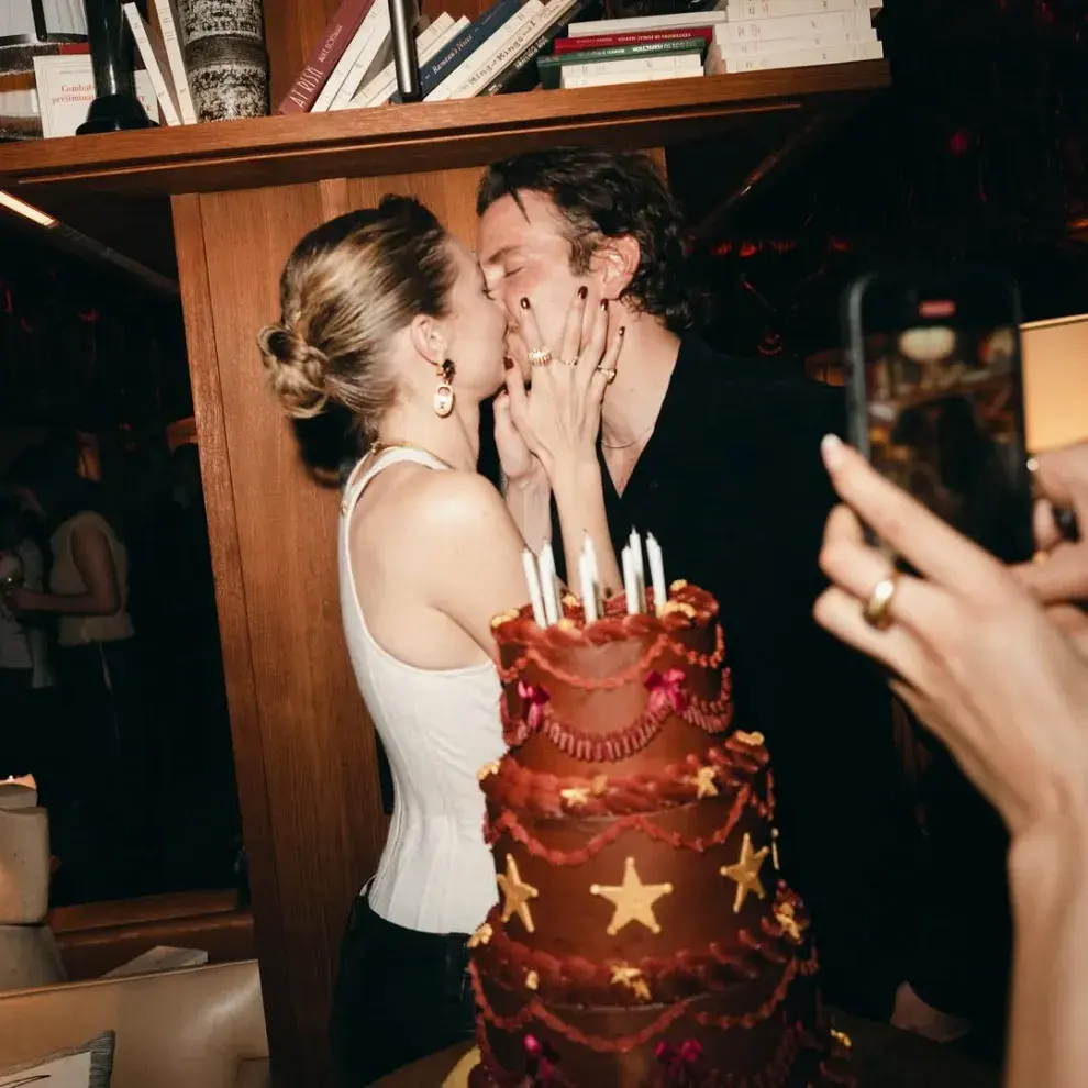 La foto del beso entre Gigi Hadid y Bradley Cooper