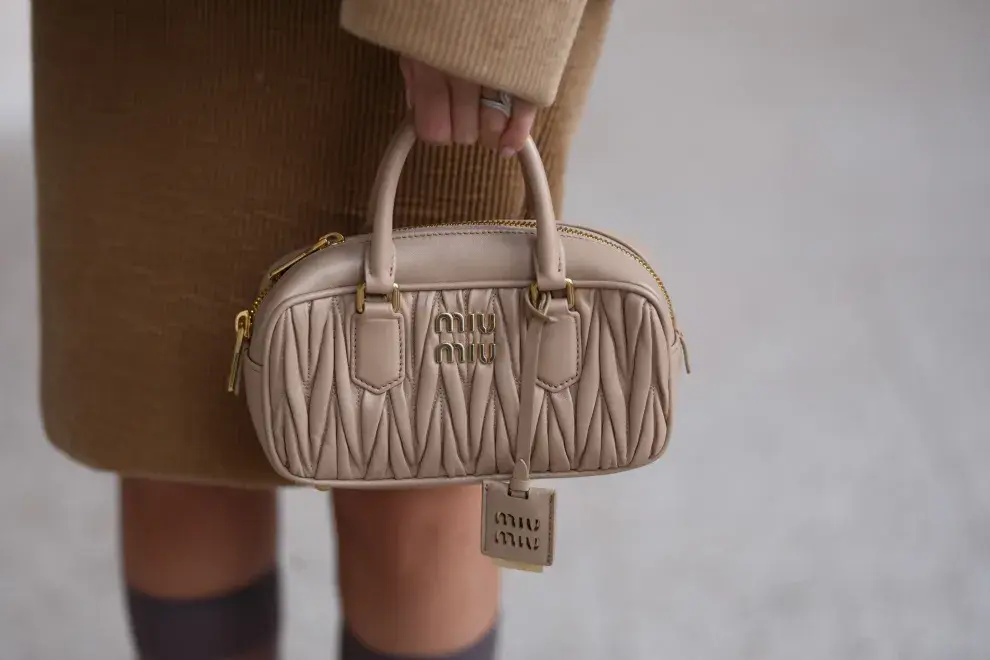 Si bien las minibags son furor, hay un nuevo ítem que vuelve con todo.